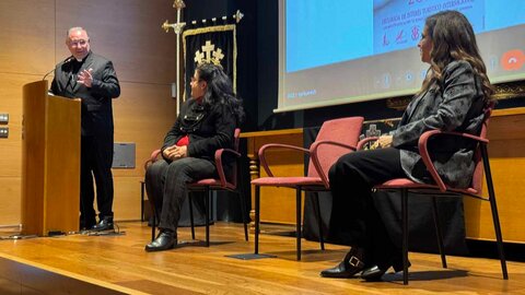 La Junta Mayor de Cofradías y Hermandades de la Semana Santa de León ha presentado este martes el cartel oficial en el Museo Diocesano y de Semana Santa, obra de  José Luis Pulido Calvo. Fotos: Ayto León