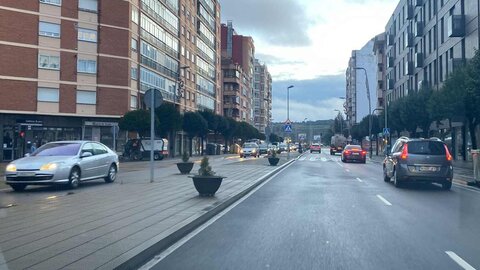 Los trabajos de los equipos de Aguas del Ayuntamiento de León se han extendido durante toda la noche para intentar recuperar el servicio en la zona sur de León tras un reventón que ha dañado la estructura de forma severa.