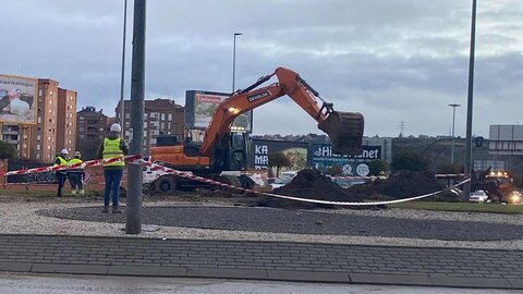 Los trabajos de los equipos de Aguas del Ayuntamiento de León se han extendido durante toda la noche para intentar recuperar el servicio en la zona sur de León tras un reventón que ha dañado la estructura de forma severa.