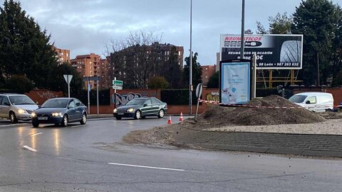 Los trabajos de los equipos de Aguas del Ayuntamiento de León se han extendido durante toda la noche para intentar recuperar el servicio en la zona sur de León tras un reventón que ha dañado la estructura de forma severa.