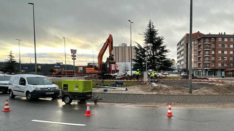 Los trabajos de los equipos de Aguas del Ayuntamiento de León se han extendido durante toda la noche para intentar recuperar el servicio en la zona sur de León tras un reventón que ha dañado la estructura de forma severa. Foto: Ayto León