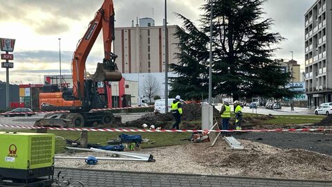 Los trabajos de los equipos de Aguas del Ayuntamiento de León se han extendido durante toda la noche para intentar recuperar el servicio en la zona sur de León tras un reventón que ha dañado la estructura de forma severa. Foto: Ayto León