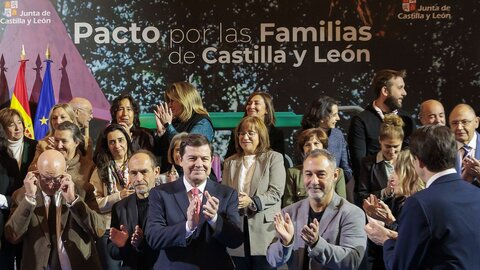 Mañueco firma con 45 entidades del Tercer Sector el ‘Pacto por las Familias de Castilla y León’ con medidas para facilitar el acceso a la vivienda, incentivar el empleo y garantizar la conciliación.