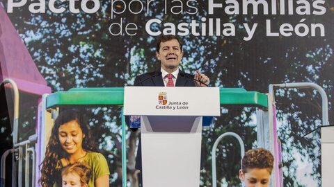 Mañueco firma con 45 entidades del Tercer Sector el ‘Pacto por las Familias de Castilla y León’ con medidas para facilitar el acceso a la vivienda, incentivar el empleo y garantizar la conciliación.