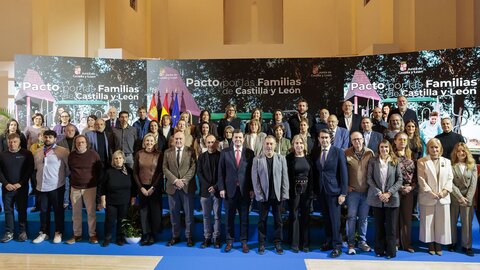 Mañueco firma con 45 entidades del Tercer Sector el ‘Pacto por las Familias de Castilla y León’ con medidas para facilitar el acceso a la vivienda, incentivar el empleo y garantizar la conciliación.