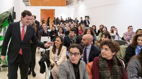 Mañueco firma con 45 entidades del Tercer Sector el ‘Pacto por las Familias de Castilla y León’ con medidas para facilitar el acceso a la vivienda, incentivar el empleo y garantizar la conciliación.