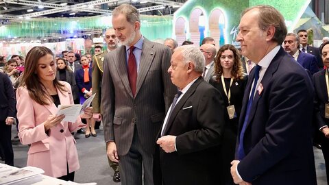 Los Reyes durante la Inauguración de Fitur 2025, visitan el stand de Castilla y León. Foto: Juan Lázaro