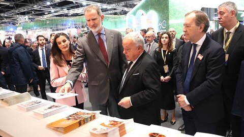 Los Reyes durante la Inauguración de Fitur 2025, visitan el stand de Castilla y León. Foto: Juan Lázaro