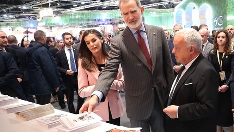 Los Reyes durante la Inauguración de Fitur 2025, visitan el stand de Castilla y León. Foto: Juan Lázaro