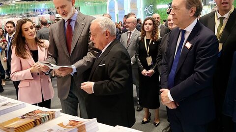 Los Reyes durante la Inauguración de Fitur 2025, visitan el stand de Castilla y León. Foto: Juan Lázaro