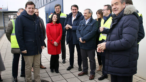 Durante su visita al Polígono de Villadangos el presidente de la Junta de Castilla y León, Alfonso Fernández Mañueco, ha remarcado que con la inversión y la apuesta de bajos precios ya se han vendido 94 parcelas en este polígono con una inversión prevista de 157 millones de euros y la generación de más de 700 empleos. Asimismo, varios proyectos se encuentran actualmente en vías de implantación, como las plataformas logísticas de Día y Lidl, o el proyecto industrial de generación de e-metanol de Reolum. Fotos: Peio García