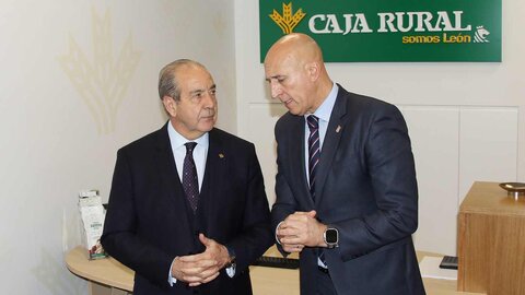 Acto de inauguración de la nueva oficina de Caja Rural en la capital leonesa con presencia de autoridades y representantes de la entidad financiera. Fotos: Peio García