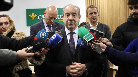 Acto de inauguración de la nueva oficina de Caja Rural en la capital leonesa con presencia de autoridades y representantes de la entidad financiera. Fotos: Peio García