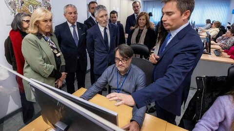 El ministro de Interior visita al Centro de Tratamiento de Denuncias Automatizadas, en Santovenia de Valdoncina.