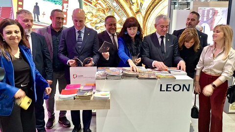 El Consorcio de Turismo de León puso hoy el foco en 19 recursos seleccionados y que constituyen la denominada ‘Ruta del románico’, una idea presentada hoy en el expositor de Castilla y León, junto a un nuevo spot publicitario, en el marco de la Feria Internacional de Turismo (Fitur), que se celebra en Madrid. Fotos: Juan Lázaro