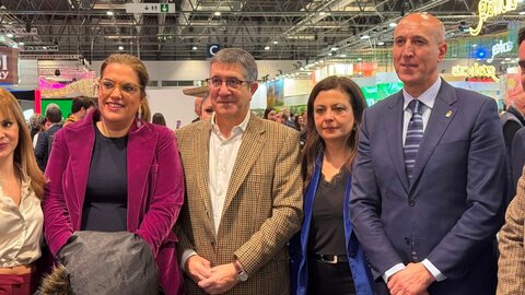 El alcalde de León, José Antonio Díaz, en el stand de León en Fitur.