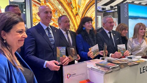 El alcalde de León, José Antonio Díaz, en el stand de León en Fitur.