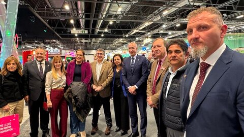 El alcalde de León, José Antonio Díaz, en el stand de León en Fitur.