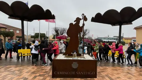 San Martín del Camino tiende sus brazos a los peregrinos de la asociación ‘Pulchra Leonina’.