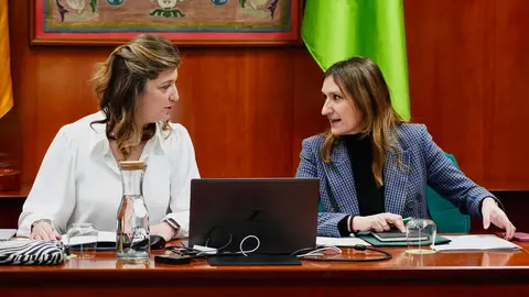 Los consejeros de Educación, Rocío Lucas, de Sanidad, Alejandro Vázquez, y de Vivienda, Medio Ambiente y Ordenación del Territorio, Juan Carlos Suárez Quiñones, se reúnen con la rectora de la Universidad de León, Nuria González, para abordar la implantación del grado de Medicina.