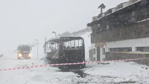 El incendio durante la madrugada de un autobús en un estacionamiento próximo a la estación invernal de San Isidro ha tenido que ser sofocado este jueves con el uso de una 'fresadora' quitanieves hasta la llegada de Bomberos Diputación, complicada por la tormenta 'Ivo' sobre la zona. Fotos: Sepeis