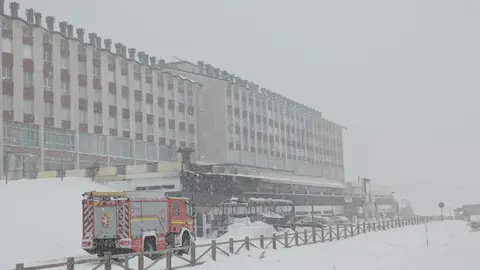 El incendio durante la madrugada de un autobús en un estacionamiento próximo a la estación invernal de San Isidro ha tenido que ser sofocado este jueves con el uso de una 'fresadora' quitanieves hasta la llegada de Bomberos Diputación, complicada por la tormenta 'Ivo' sobre la zona. Fotos: Sepeis