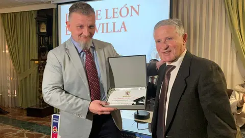 La singularidad de la provincia da el pistoletazo de salida a los tres 'Días de León en Sevilla'. El vicepresidente de la Diputación de León, Roberto Aller, y los diputados de Turismo, Octavio González, y Cultura, Emilio Martínez, son los encargados de abrir estas jornadas festivas, que durarán hasta el domingo.