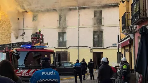 Un incendio en una vivienda de dos plantas, ubicada en la calle Serradores de León capital, ha movilizado este lunes a numerosos efectivos de Emergencias. El incendio se declaró, según informa Emergencias 1-1-2, pasadas las 8:50 horas momento en el que varios alertantes advertían de humo en una de las viviendas del inmueble.