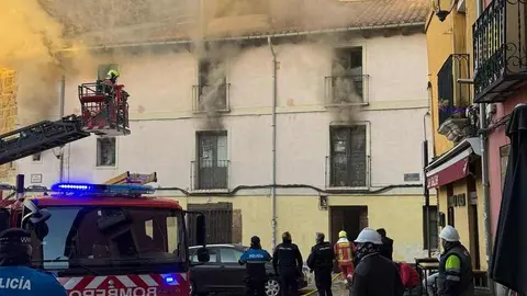 Un incendio en una vivienda de dos plantas, ubicada en la calle Serradores de León capital, ha movilizado este lunes a numerosos efectivos de Emergencias. El incendio se declaró, según informa Emergencias 1-1-2, pasadas las 8:50 horas momento en el que varios alertantes advertían de humo en una de las viviendas del inmueble.