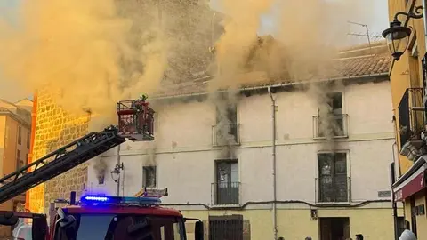 Un incendio en una vivienda de dos plantas, ubicada en la calle Serradores de León capital, ha movilizado este lunes a numerosos efectivos de Emergencias. El incendio se declaró, según informa Emergencias 1-1-2, pasadas las 8:50 horas momento en el que varios alertantes advertían de humo en una de las viviendas del inmueble.