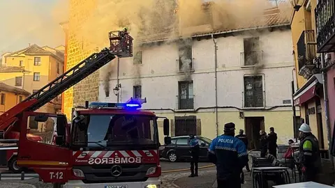 Un incendio en una vivienda de dos plantas, ubicada en la calle Serradores de León capital, ha movilizado este lunes a numerosos efectivos de Emergencias. El incendio se declaró, según informa Emergencias 1-1-2, pasadas las 8:50 horas momento en el que varios alertantes advertían de humo en una de las viviendas del inmueble.