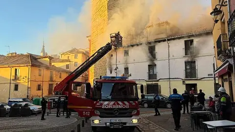 Un incendio en una vivienda de dos plantas, ubicada en la calle Serradores de León capital, ha movilizado este lunes a numerosos efectivos de Emergencias. El incendio se declaró, según informa Emergencias 1-1-2, pasadas las 8:50 horas momento en el que varios alertantes advertían de humo en una de las viviendas del inmueble.