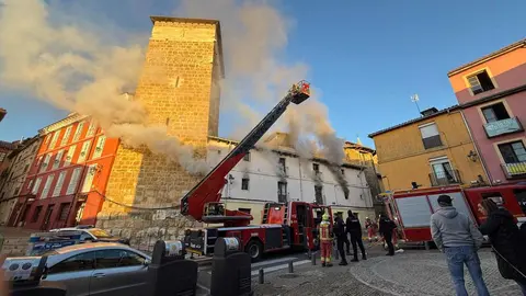 Un incendio en una vivienda de dos plantas, ubicada en la calle Serradores de León capital, ha movilizado este lunes a numerosos efectivos de Emergencias. El incendio se declaró, según informa Emergencias 1-1-2, pasadas las 8:50 horas momento en el que varios alertantes advertían de humo en una de las viviendas del inmueble.