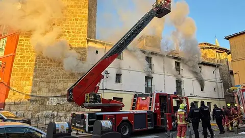 Un incendio en una vivienda de dos plantas, ubicada en la calle Serradores de León capital, ha movilizado este lunes a numerosos efectivos de Emergencias. El incendio se declaró, según informa Emergencias 1-1-2, pasadas las 8:50 horas momento en el que varios alertantes advertían de humo en una de las viviendas del inmueble.