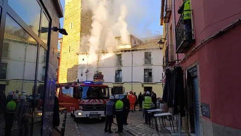 Un incendio en una vivienda de dos plantas, ubicada en la calle Serradores de León capital, ha movilizado este lunes a numerosos efectivos de Emergencias. El incendio se declaró, según informa Emergencias 1-1-2, pasadas las 8:50 horas momento en el que varios alertantes advertían de humo en una de las viviendas del inmueble.