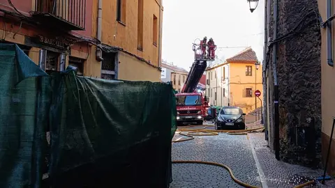 Un incendio en una vivienda de dos plantas, ubicada en la calle Serradores de León capital, ha movilizado este lunes a numerosos efectivos de Emergencias. El incendio se declaró, según informa Emergencias 1-1-2, pasadas las 8:50 horas momento en el que varios alertantes advertían de humo en una de las viviendas del inmueble.