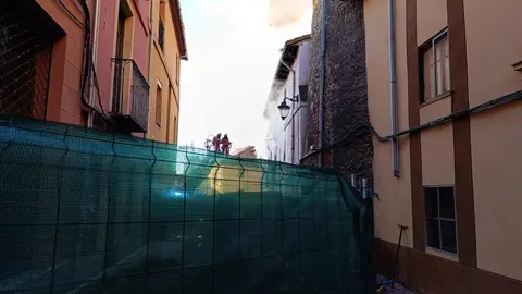 Un incendio en una vivienda de dos plantas, ubicada en la calle Serradores de León capital, ha movilizado este lunes a numerosos efectivos de Emergencias. El incendio se declaró, según informa Emergencias 1-1-2, pasadas las 8:50 horas momento en el que varios alertantes advertían de humo en una de las viviendas del inmueble.