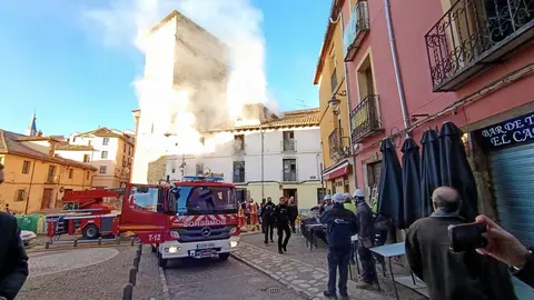 Un incendio en una vivienda de dos plantas, ubicada en la calle Serradores de León capital, ha movilizado este lunes a numerosos efectivos de Emergencias. El incendio se declaró, según informa Emergencias 1-1-2, pasadas las 8:50 horas momento en el que varios alertantes advertían de humo en una de las viviendas del inmueble.