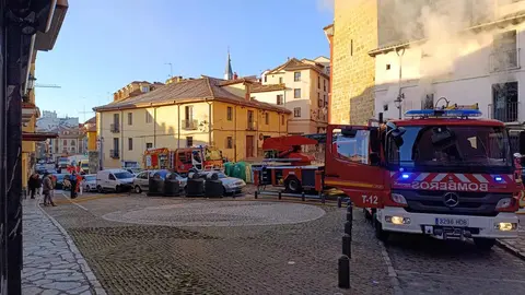 Un incendio en una vivienda de dos plantas, ubicada en la calle Serradores de León capital, ha movilizado este lunes a numerosos efectivos de Emergencias. El incendio se declaró, según informa Emergencias 1-1-2, pasadas las 8:50 horas momento en el que varios alertantes advertían de humo en una de las viviendas del inmueble.