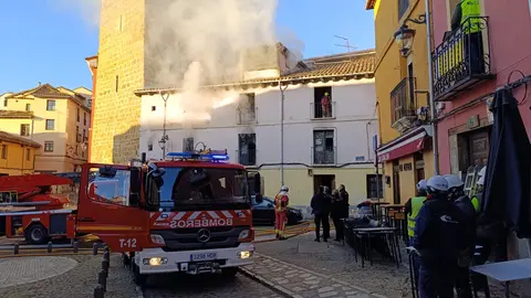 Un incendio en una vivienda de dos plantas, ubicada en la calle Serradores de León capital, ha movilizado este lunes a numerosos efectivos de Emergencias. El incendio se declaró, según informa Emergencias 1-1-2, pasadas las 8:50 horas momento en el que varios alertantes advertían de humo en una de las viviendas del inmueble.