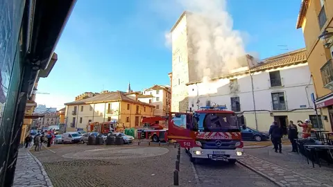 Un incendio en una vivienda de dos plantas, ubicada en la calle Serradores de León capital, ha movilizado este lunes a numerosos efectivos de Emergencias. El incendio se declaró, según informa Emergencias 1-1-2, pasadas las 8:50 horas momento en el que varios alertantes advertían de humo en una de las viviendas del inmueble.