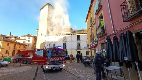 Un incendio en una vivienda de dos plantas, ubicada en la calle Serradores de León capital, ha movilizado este lunes a numerosos efectivos de Emergencias. El incendio se declaró, según informa Emergencias 1-1-2, pasadas las 8:50 horas momento en el que varios alertantes advertían de humo en una de las viviendas del inmueble.