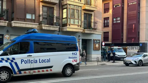 Un accidente en Alcalde Miguel Castaño colapsa la avenida y provoca grandes retenciones. El impacto entre dos vehículos ha obligado a anular el tráfico en la zona para limpiar la calzada sobre que la que quedó numeroso material que impedía el paso.