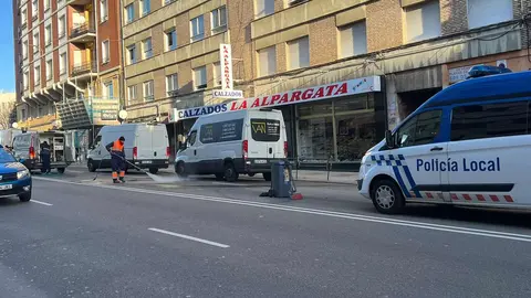 Un accidente en Alcalde Miguel Castaño colapsa la avenida y provoca grandes retenciones. El impacto entre dos vehículos ha obligado a anular el tráfico en la zona para limpiar la calzada sobre que la que quedó numeroso material que impedía el paso.