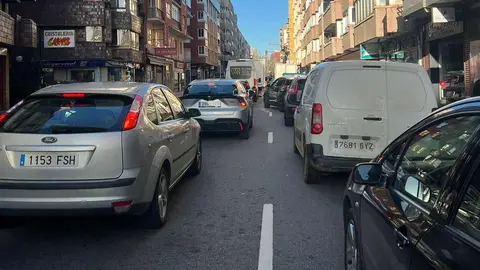 Un accidente en Alcalde Miguel Castaño colapsa la avenida y provoca grandes retenciones. El impacto entre dos vehículos ha obligado a anular el tráfico en la zona para limpiar la calzada sobre que la que quedó numeroso material que impedía el paso.