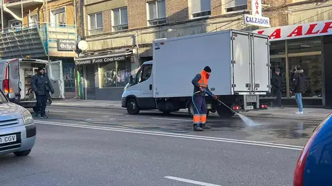 Un accidente en Alcalde Miguel Castaño colapsa la avenida y provoca grandes retenciones. El impacto entre dos vehículos ha obligado a anular el tráfico en la zona para limpiar la calzada sobre que la que quedó numeroso material que impedía el paso.