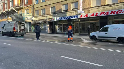 Un accidente en Alcalde Miguel Castaño colapsa la avenida y provoca grandes retenciones. El impacto entre dos vehículos ha obligado a anular el tráfico en la zona para limpiar la calzada sobre que la que quedó numeroso material que impedía el paso.