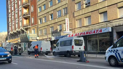 Un accidente en Alcalde Miguel Castaño colapsa la avenida y provoca grandes retenciones. El impacto entre dos vehículos ha obligado a anular el tráfico en la zona para limpiar la calzada sobre que la que quedó numeroso material que impedía el paso.