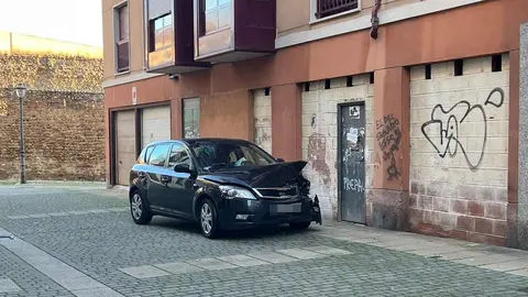 Un accidente en Alcalde Miguel Castaño colapsa la avenida y provoca grandes retenciones. El impacto entre dos vehículos ha obligado a anular el tráfico en la zona para limpiar la calzada sobre que la que quedó numeroso material que impedía el paso.