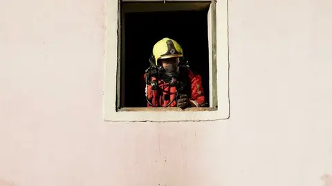 Un incendio en una vivienda de dos plantas, ubicada en la calle Serradores de León capital, ha movilizado este lunes a numerosos efectivos de Emergencias. El incendio se declaró, según informa Emergencias 1-1-2, pasadas las 8:50 horas momento en el que varios alertantes advertían de humo en una de las viviendas del inmueble. Foto: Campillo.